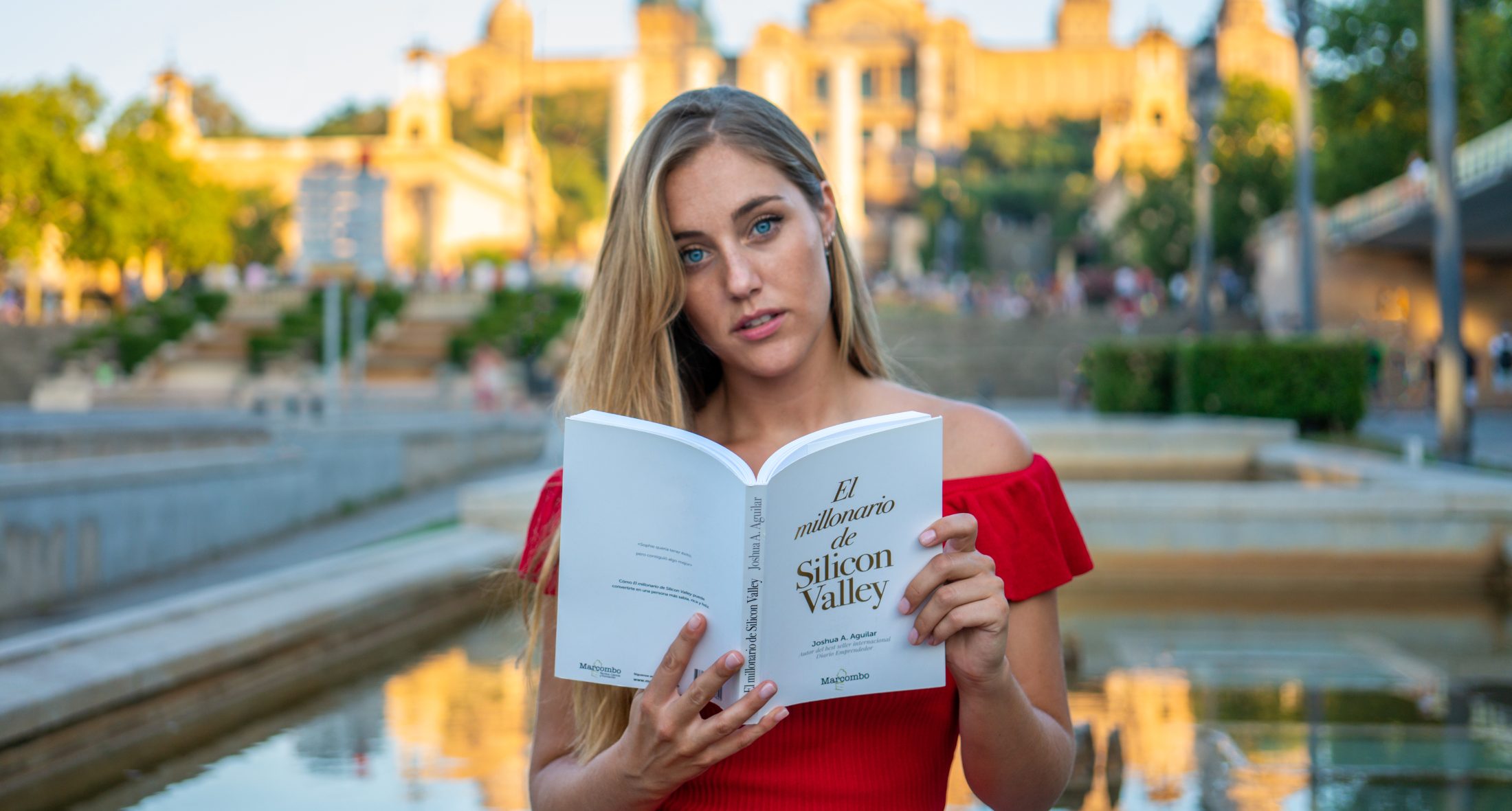 A reader with El millonario de Silicon Valley in Barcelona